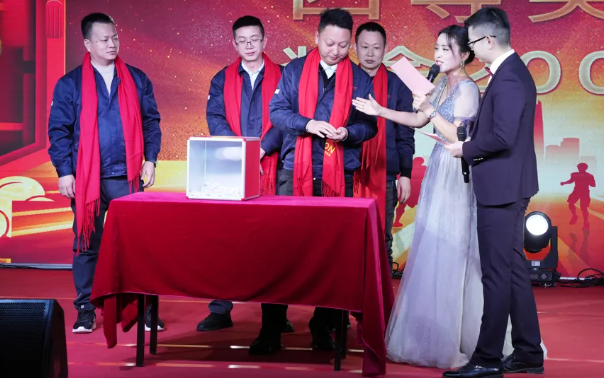 黄石888腾博会2024年终晚会：凝心聚力，共创鲜丽！